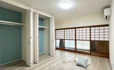 リフォーム後の洋室クローゼット内にアクセントクロス　既存の雪見障子