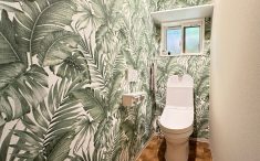 リフォーム後のトイレ　モンステラ柄のクロス