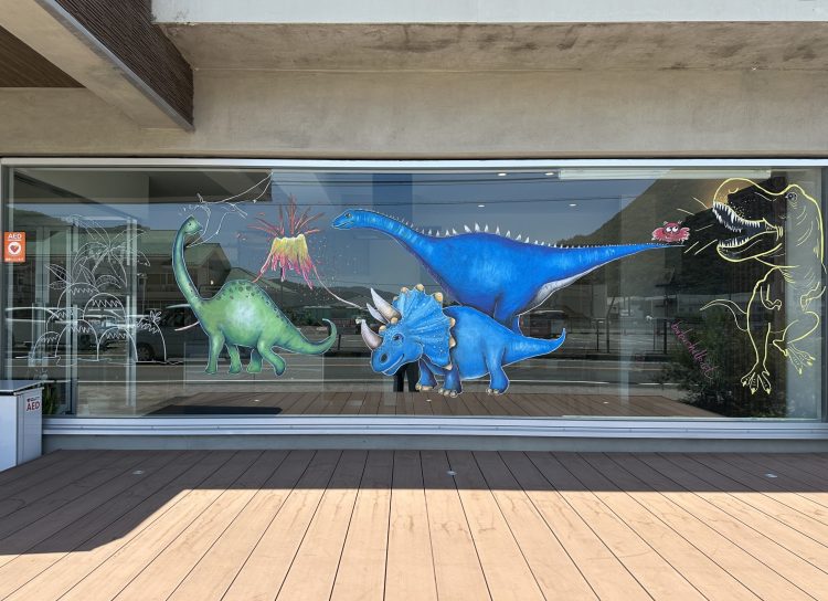 リファイン備前のショウルームの窓アート
