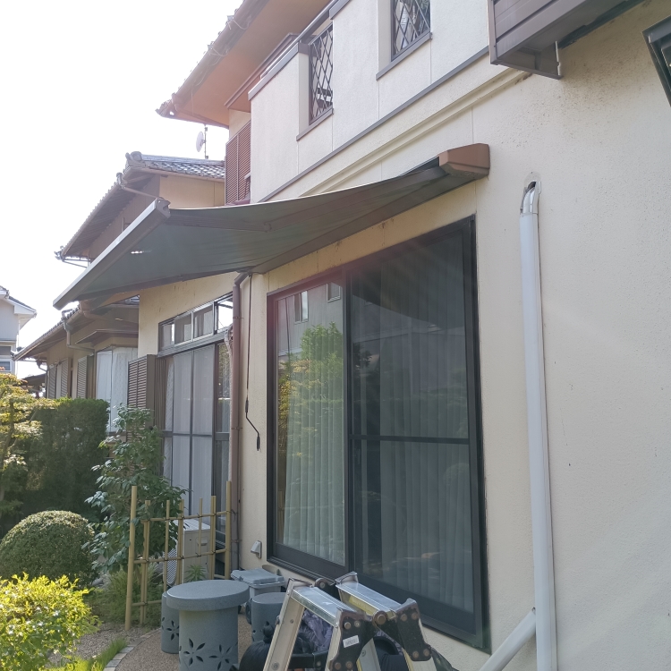 リフォーム前のオーニング　屋外から見た様子