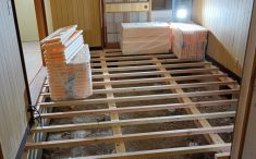 リフォーム工事中の写真　床張替工事　床下断熱