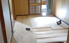 リフォーム工事中の写真　床張替工事　床下断熱
