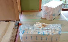 リフォーム工事中の写真　床張替工事　断熱材