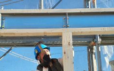 建築途中の注文住宅 梁と金物 ドリフトピンの施工の様子