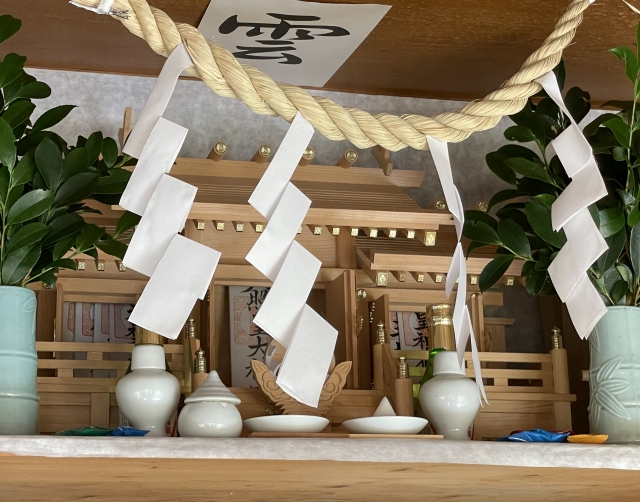 しめ縄のしてある神棚と宮形 天照大神の神札 宮形の上に雲の文字