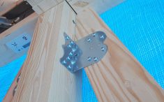 建築途中の注文住宅　筋違いプレート