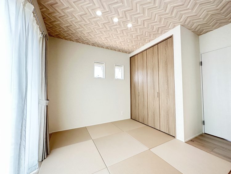 洋室にLIXILのアクセント畳で和室風にした部屋