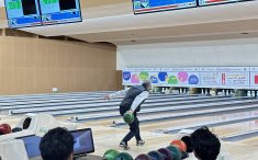 2025.12安全衛生協力大会 懇親会のボーリング始球式の様子