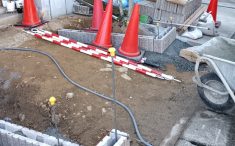 外構リフォーム中の外構の様子　掘削工事 ブロック工事