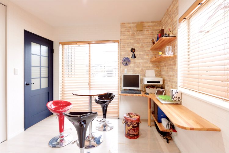 リフォーム後のLDK　パナソニックのベリティスドア　L字の造作カウンター