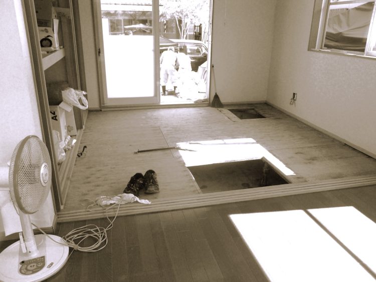リフォーム前の和室　水害の型付けの様子