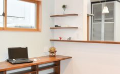 カウンター特集 キッチン横にワークスペースカウンター 天板下に棚を造作