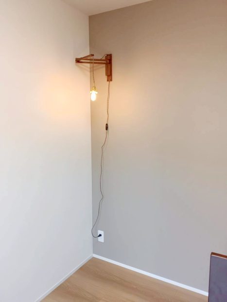 増設したコンセントと施主支給のライト