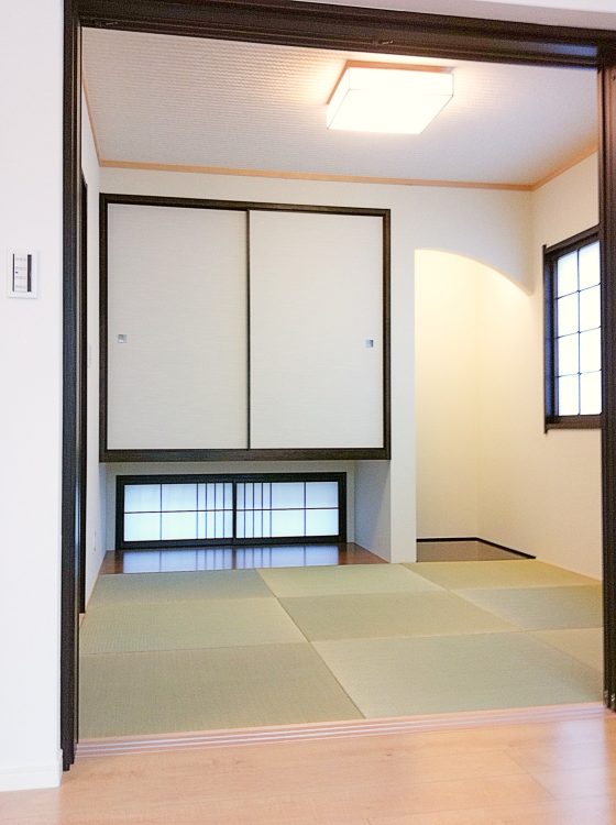 吊り押入のある和室